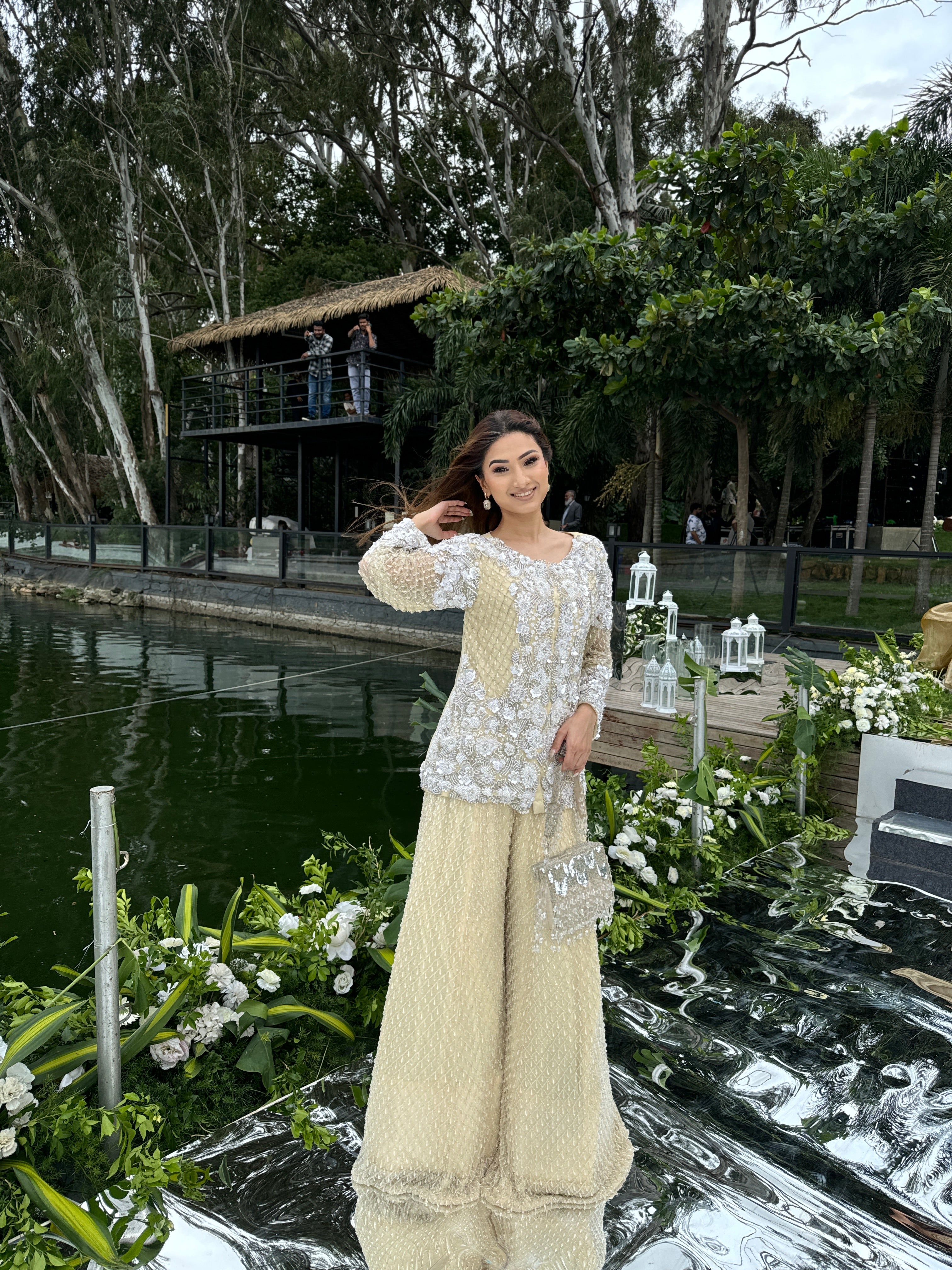 Nupur artul in Ecru
