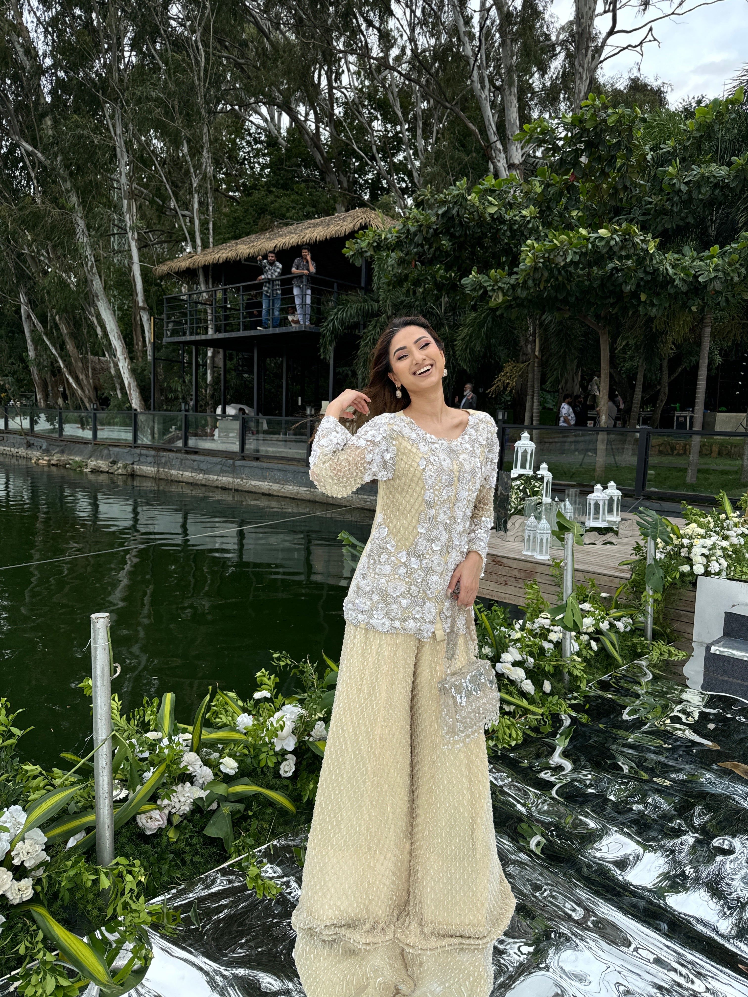 Nupur artul in Ecru